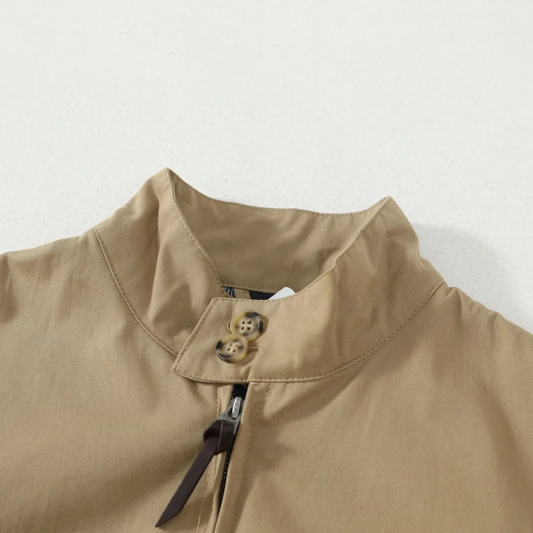 P350 #R23 Ralph Lauren polo white lily contract men's and women's old money style old cadre stand collar workwear Harrington jacket item number RL12020 The fabric has a double-layer shin feel and is full of weight! It's not as heavy as a regular jacket, and the ordinary cotton material feels really different. This one is super comfortable, soft and stylish, and has a green plaid interior that has a retro movie fashion feel! The fit is loose but not baggy. The size is just right and not too picky. The dropped shoulder design modifies the shoulder shape without making it look bulky. This silhouette is a style that will never go out of style after being worn for a long time. The upper body is also very durable and recognizable. The loose and reasonable fit can be worn by both men and women, making it easy to create a clean and refreshing youthful look. The embroidery on the chest is all German Oman embroidery fiber with original data. The embroidery process is very particular about using Japanese Tajima machines to ensure exquisite three-dimensional embroidery. That is what I said is different from the ones on the market. The workmanship is loose and can be used by boys and girls!! Color: Black Khaki Navy Blue Army Green Light Blue Size: M L XL XXL Length: 68/70/72/74 Bust: 122/126/130/134 Shoulder width: 53/54/55/56 Sleeve length: 65/66/67/68